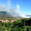 Se lucha para controlar un incendio urbano-forestal en Plasencia