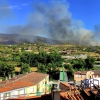 Se lucha para controlar un incendio urbano-forestal en Plasencia