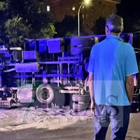 Abandona la zona tras volcar su camión en la puerta de la Estación de Autobuses de Badajoz