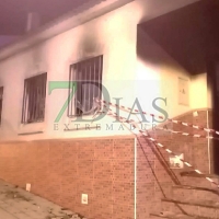 Cinco jóvenes, tres de ellos menores, quedan atrapados en un incendio en Monesterio (BA)