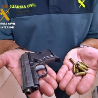 Detienen a un portugués que portaba una pistola cargada en su coche en Badajoz