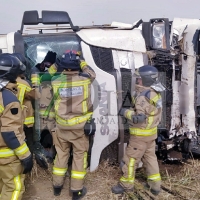 Nuevo accidente en la N-432: trasladado al hospital tras un vuelco de camión
