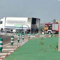 Bomberos del CPEI trabajan en el incendio de un tráiler
