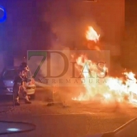 Un incendio en un punto limpio afecta a varios vehículos esta madrugada en Badajoz