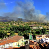 Se lucha para controlar un incendio urbano-forestal en Plasencia