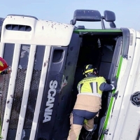 Grave tras quedar atrapado en el interior de un camión en la BA- 012