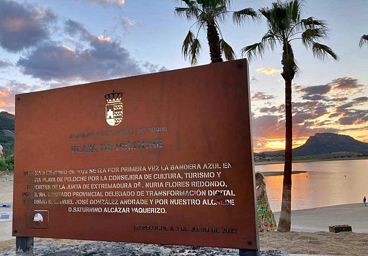 La playa de Peloche ya cuenta con su bandera azul