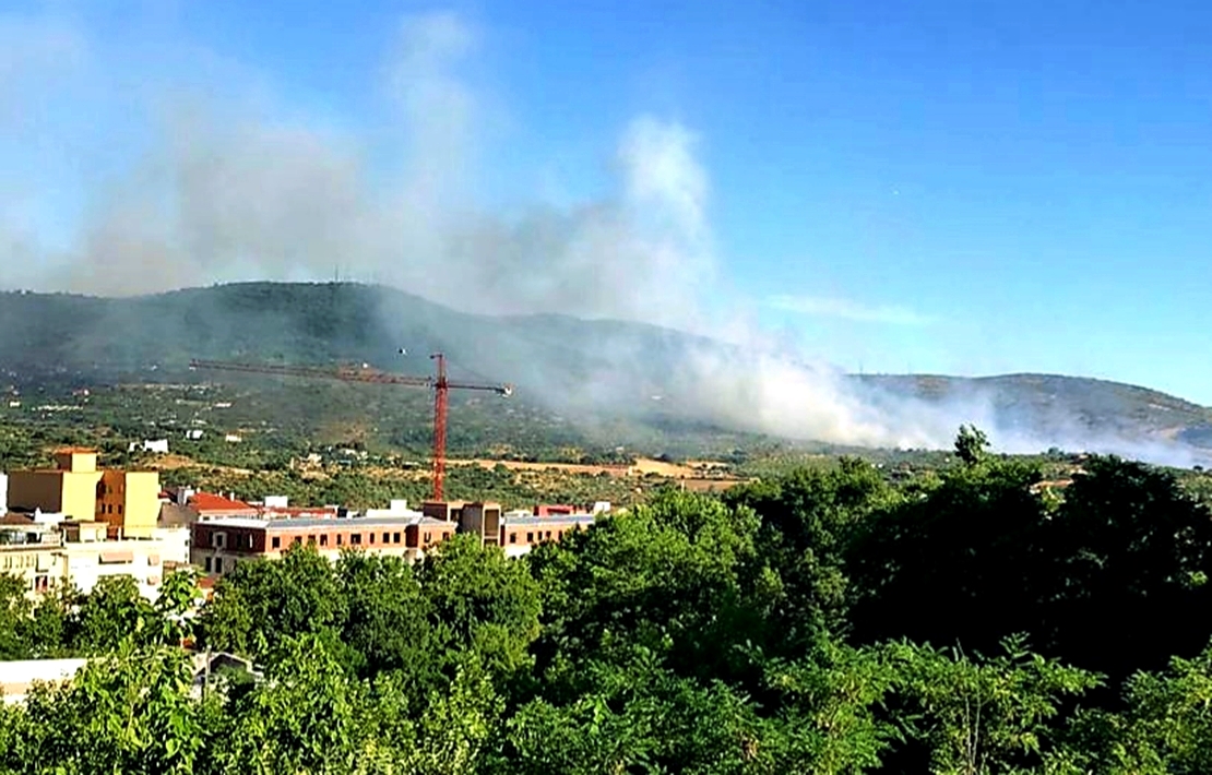 Se lucha para controlar un incendio urbano-forestal en Plasencia