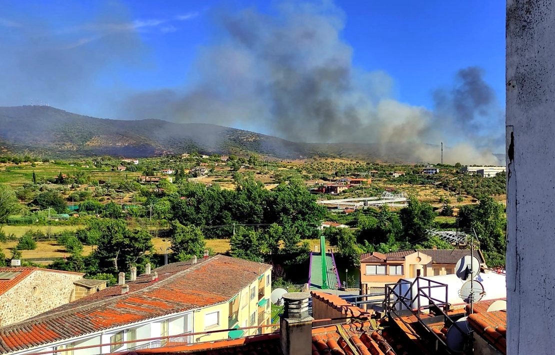 Se lucha para controlar un incendio urbano-forestal en Plasencia