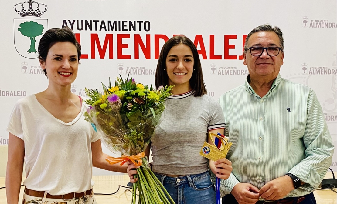 Paola García Lozano es recibida por el Ayuntamiento de Almendralejo