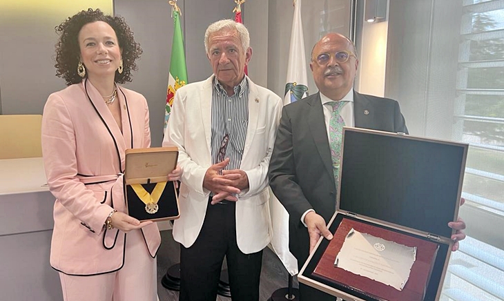 Los médicos de la provincia de Badajoz reciben la Gran Cruz de Oro del Colegio de Enfermeros
