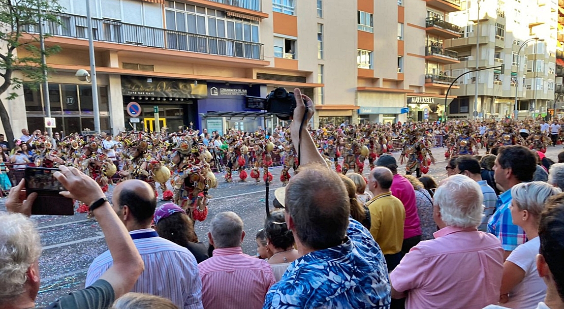 Felicitan a las comparsas que han conquistado al público en la cabalgata del Carnaval de Cádiz