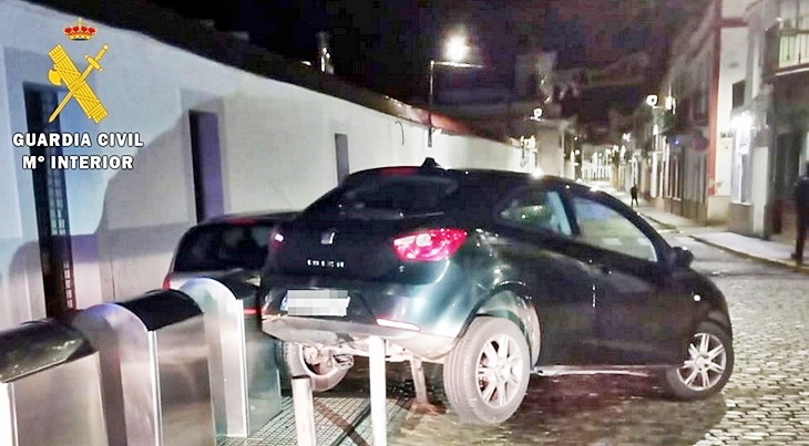 Cinco vecinos de Badajoz y Mérida roban 50 jamones y tiene un accidente en Jerez de los Caballeros