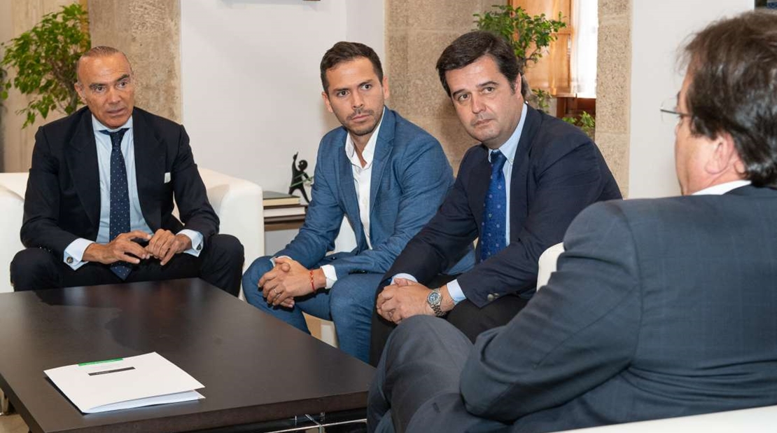 Vara se reúne con la directiva del Club Deportivo Badajoz