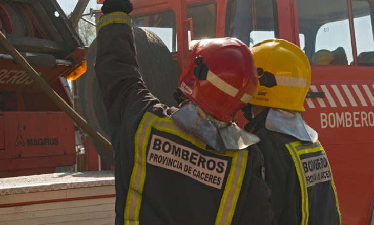 El calor golpea duramente a varios bomberos en otro incendio en el norte extremeño