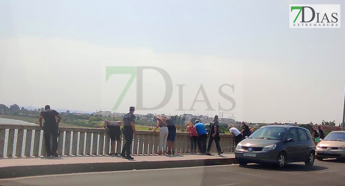 Rescatan a una persona del río Guadiana a su paso por Badajoz