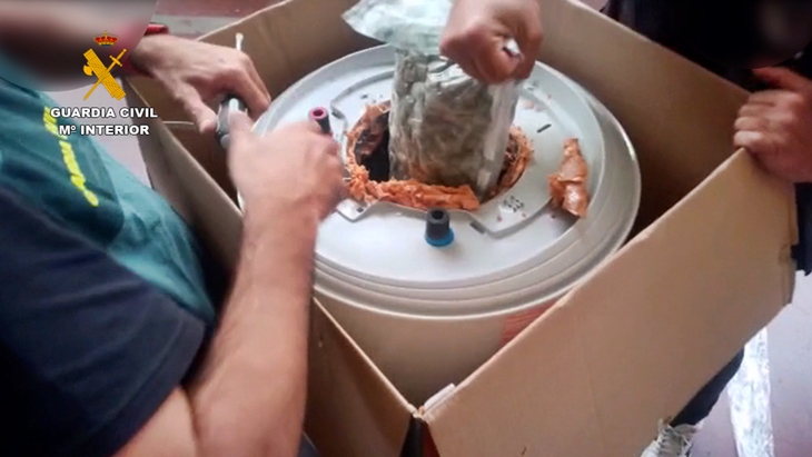 Desarticulan una organización que transportaba hachís y marihuana oculta en termos de agua