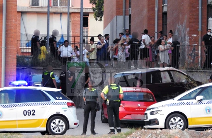 Un amplio dispositivo policial se desplaza hasta la barriada pacense de Los Colorines