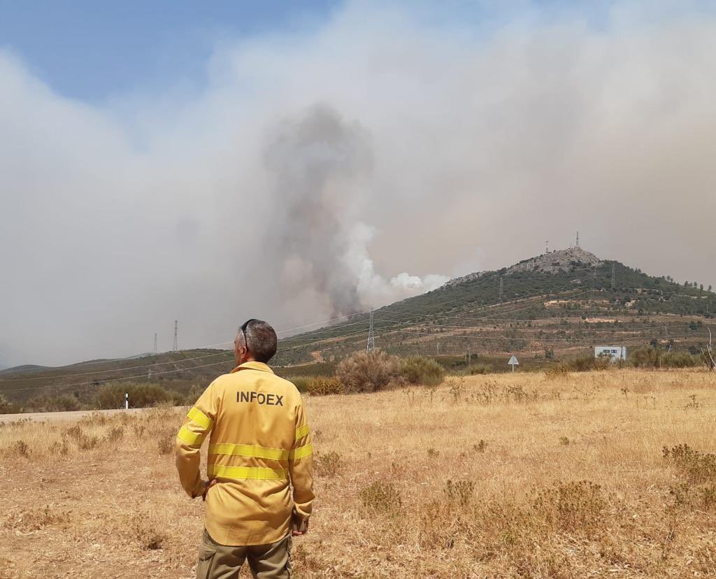 Así evolucionan los dos graves incendios activos en Extremadura