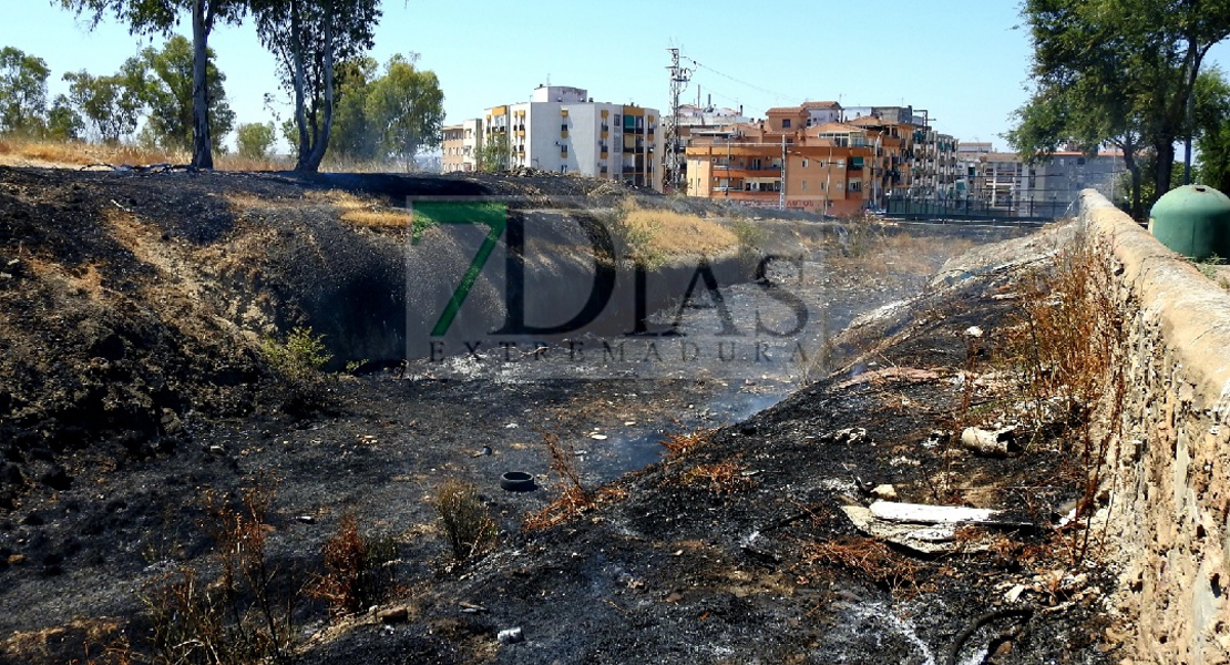 Incendio en la barriada de Las 800 (Badajoz)