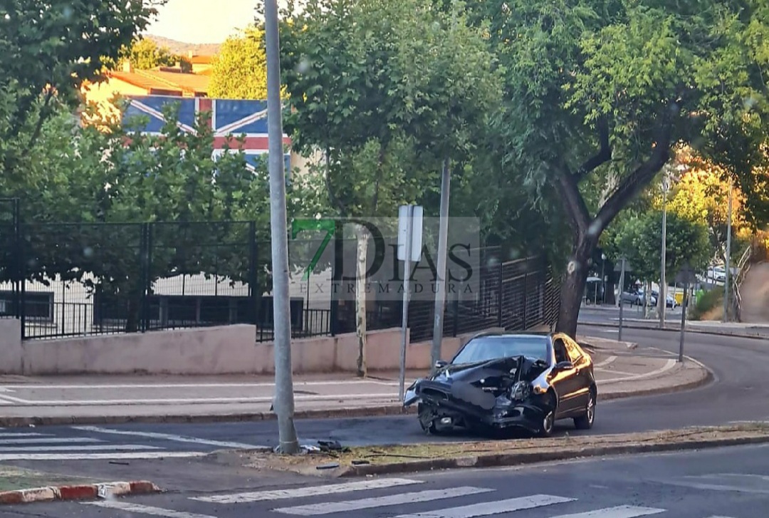 Un vehículo se empotra contra una farola en Plasencia