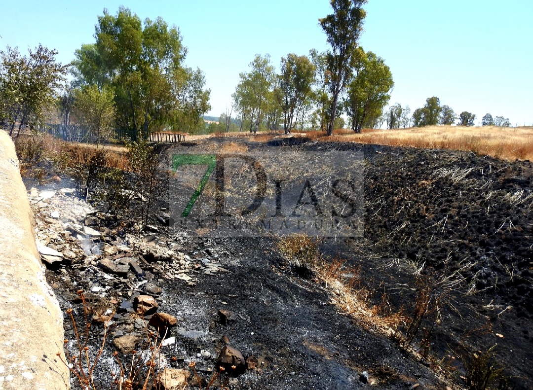 Incendio en la barriada de Las 800 (Badajoz)