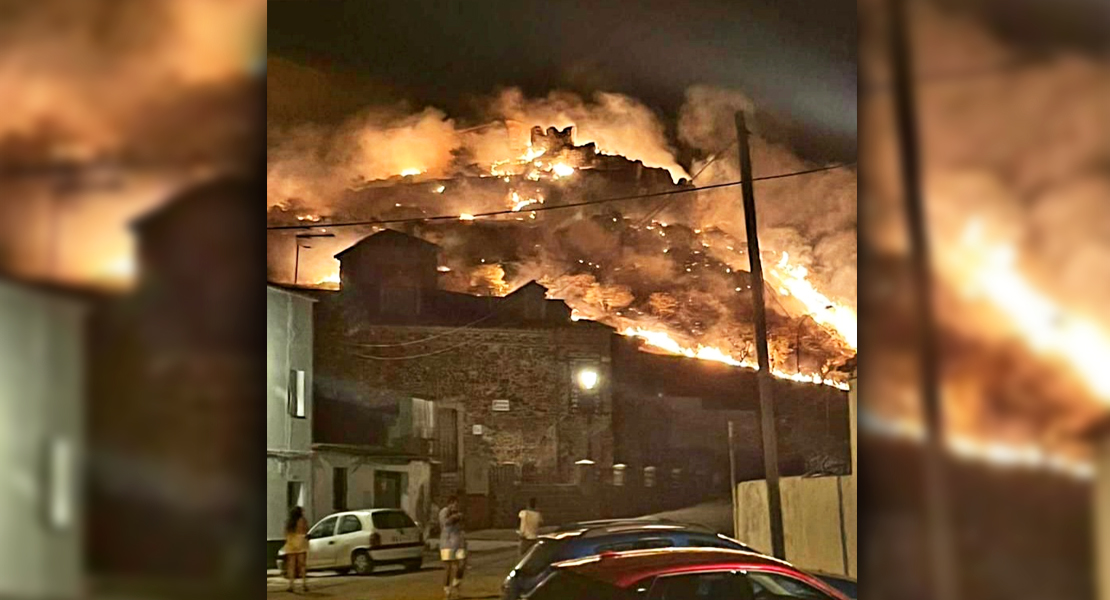 Incendio intencionado en las laderas del Castillo de Feria (Badajoz)