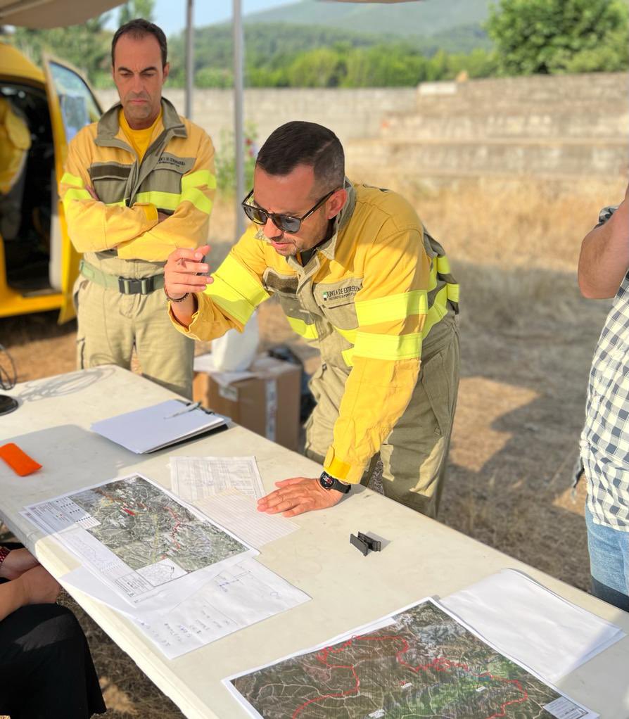 Comienza la reunión para analizar el desarrollo del incendio y se unen medios aéreos