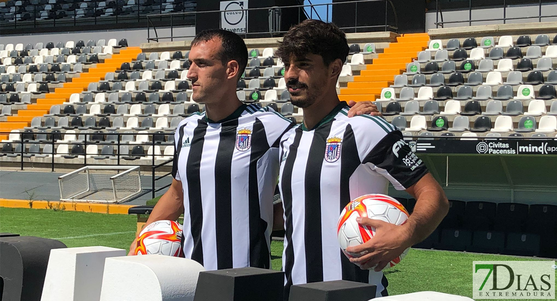 Carlos Cordero y Álvaro Sánchez muestran su orgullo de jugar en el CD. Badajoz