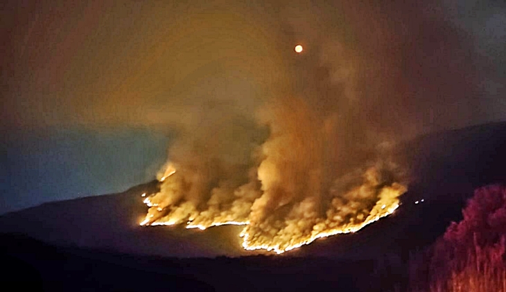 La extinción del incendio de Las Hurdes se centra en la zona limítrofe con Salamanca