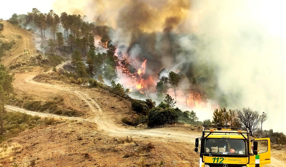 El incendio provoca un corte de carretera en Ladrillar