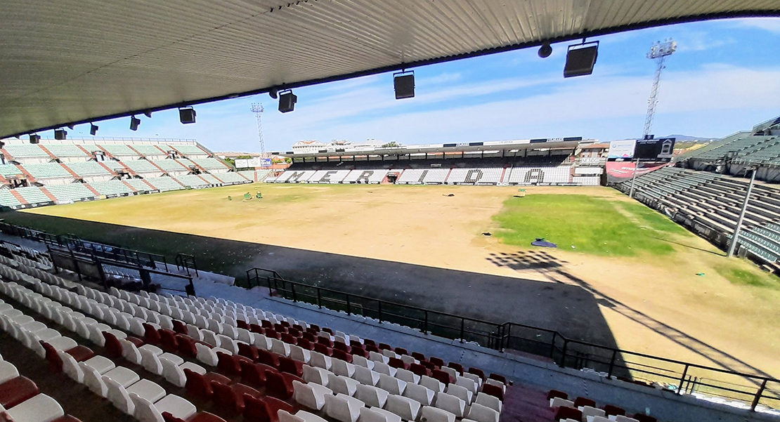 El Ayuntamiento de Mérida invertirá casi 300.000 euros en el cambio de césped del Estadio Romano