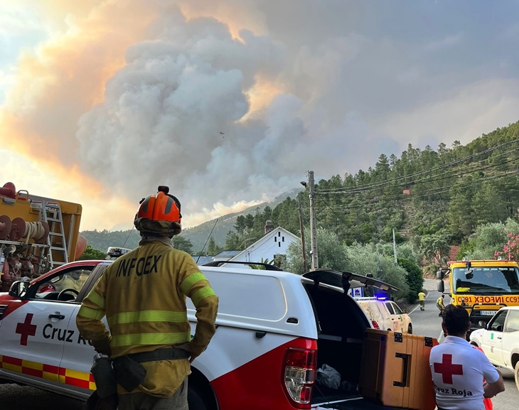 El 112 hace varias recomendaciones de seguridad a los vecinos evacuados por los incendios