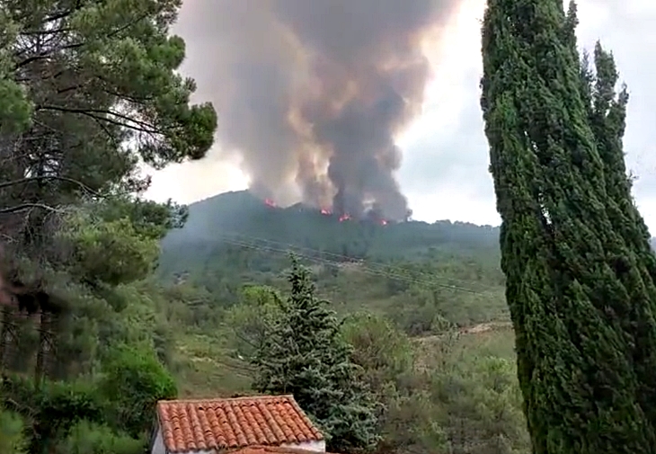 Extremadura pide ayuda al Gobierno por grave incendio en Las Hurdes