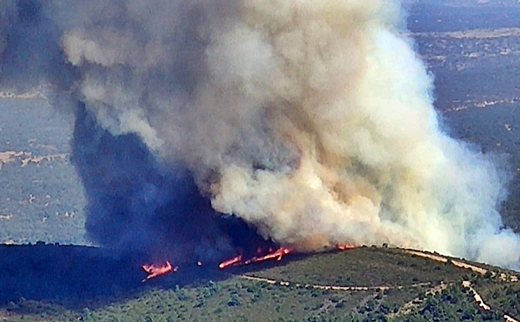Bomberos Forestales luchan contra un incendio fuera de control en la provincia de Cáceres