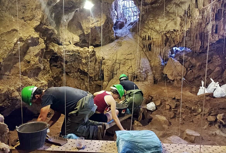 Trabajos arqueológicos en las Cuevas de Fuentes de León
