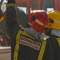 El calor golpea duramente a varios bomberos en otro incendio en el norte extremeño