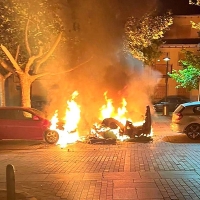 Un incendio en plena calle afecta a varios vehículos en Montehermoso (CC)