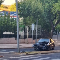 Un vehículo se empotra contra una farola en Plasencia