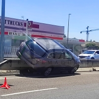 Acaba empotrado tras un accidente en la entrada a Badajoz