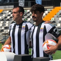 Carlos Cordero y Álvaro Sánchez muestran su orgullo de jugar en el CD. Badajoz