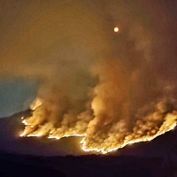 La extinción del incendio de Las Hurdes se centra en la zona limítrofe con Salamanca