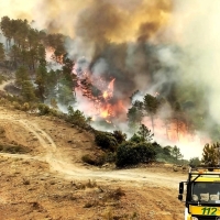 El incendio provoca un corte de carretera en Ladrillar