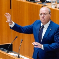 Monago a Vara: “Usted dibuja el futuro de los extremeños como quien dibuja un cómic”