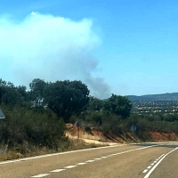 Un amplio dispositivo lucha contra un incendio forestal cercano a la N-521