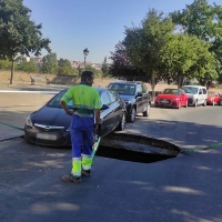 REPOR - Un agujero casi engulle un coche en Badajoz: así ha sido la retirada del vehículo