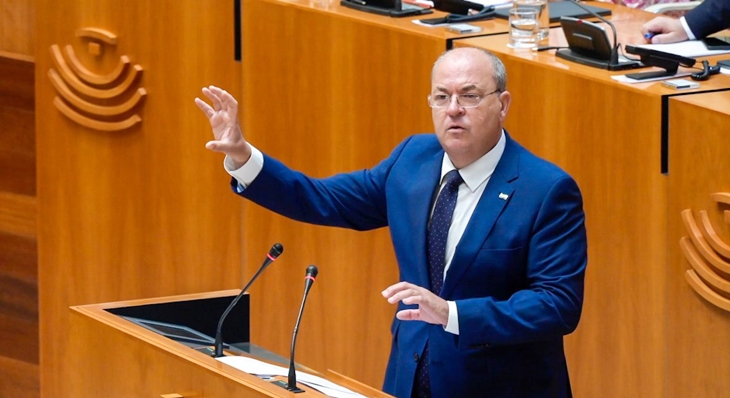 Monago a Vara: “Usted dibuja el futuro de los extremeños como quien dibuja un cómic”