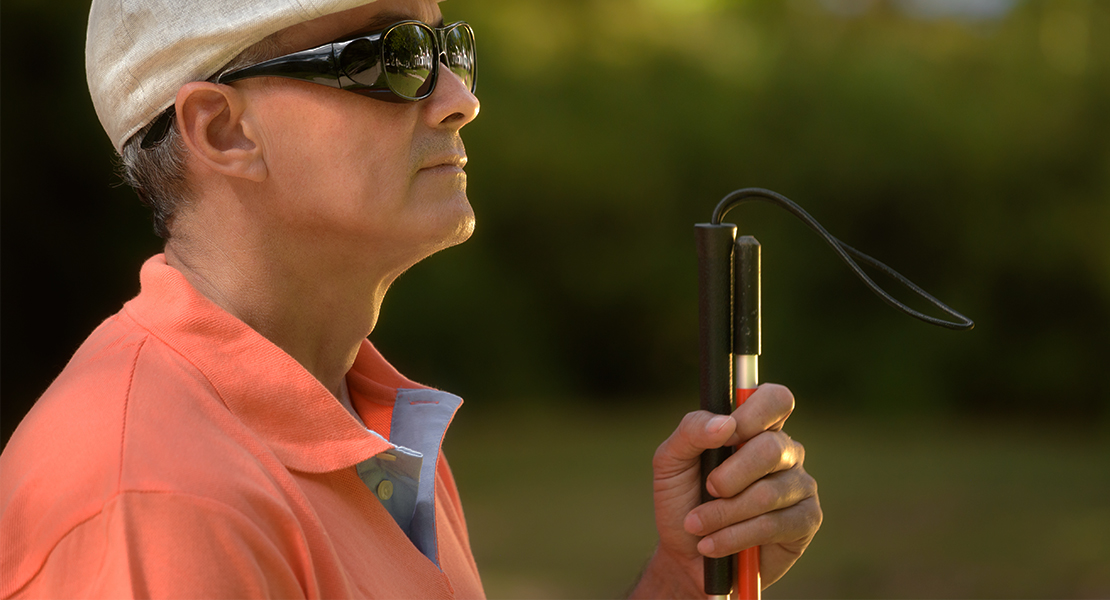 Crean una gafas para que las personas con problemas de visión puedan andar sin bastón