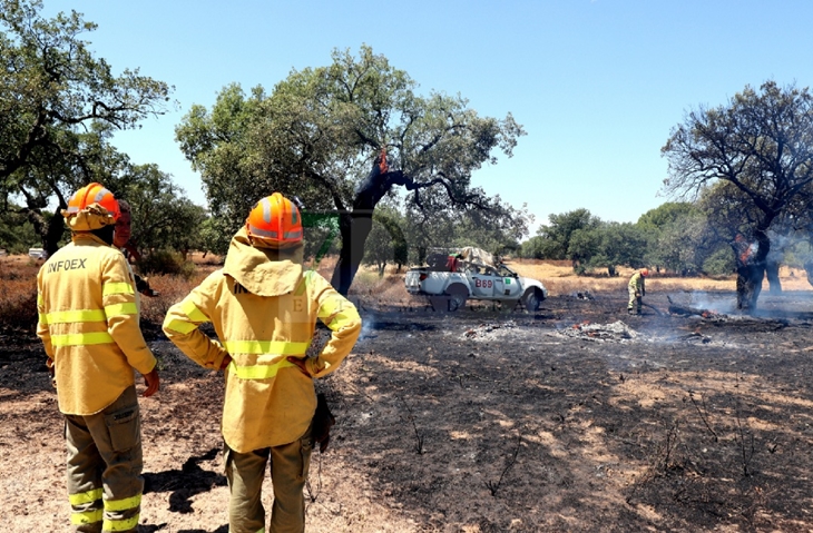 Un incendio sorprende a los vecinos de El Manantío (Badajoz)