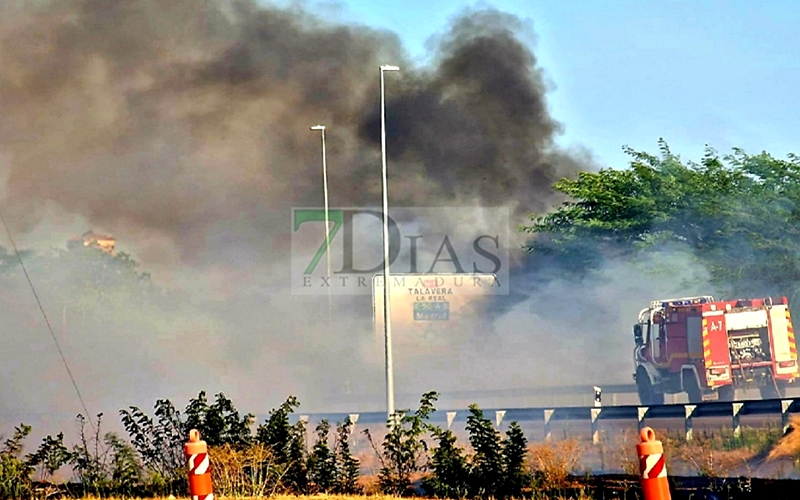 Un incendio se queda a las puertas de la Base Aérea de Talavera (BA)